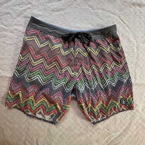Volcom Chevron Swim Trunks Board Shorts Men's Rainbow Stripe Gray - Picture 1 of 7